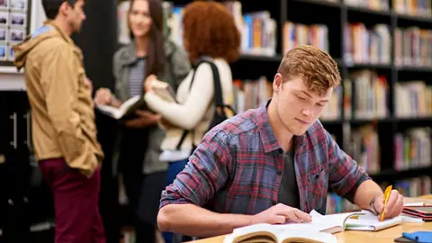 Student czyta książke w bibliotece