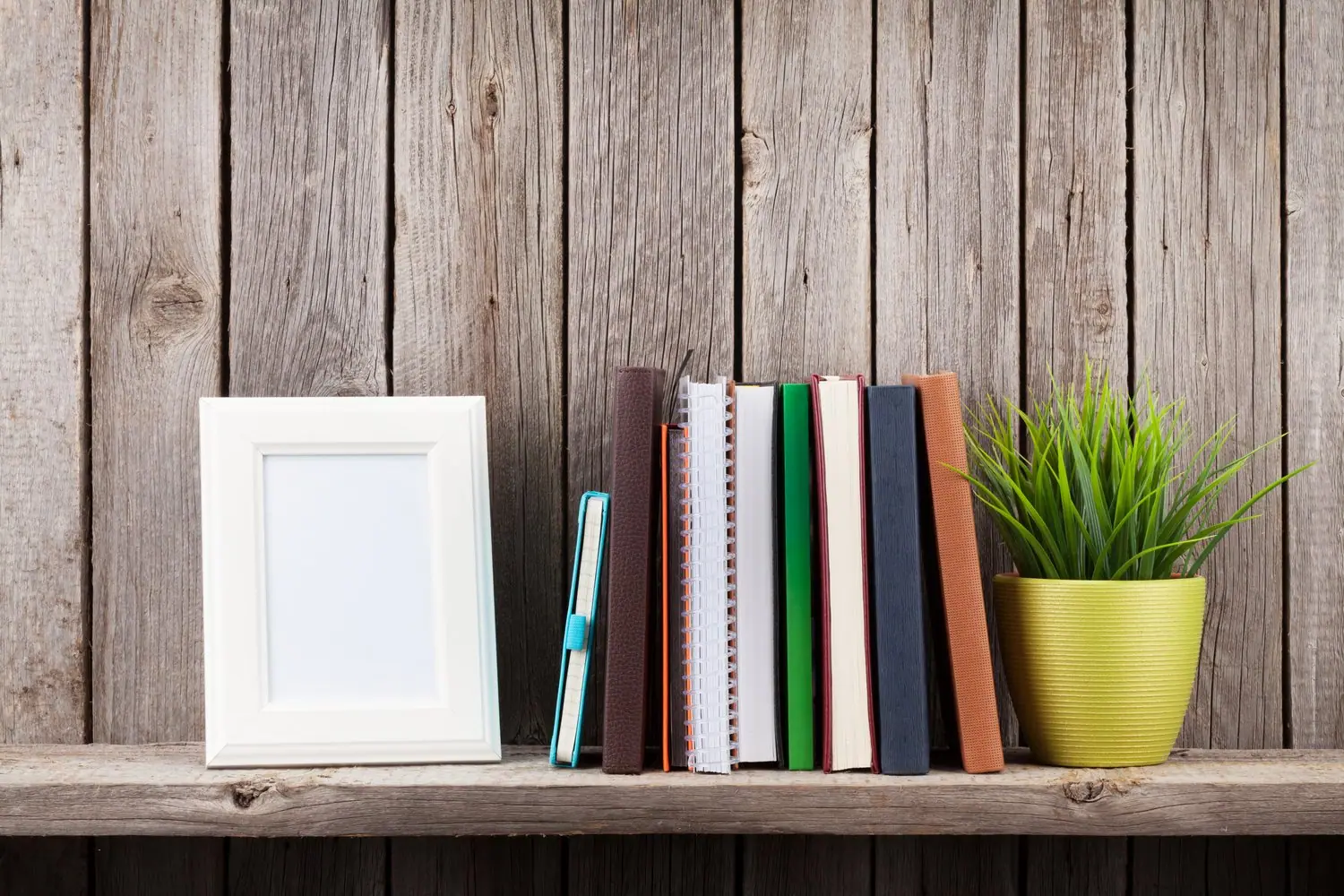 Biblioteczka w stylu rustykalnym - DIY z drewna