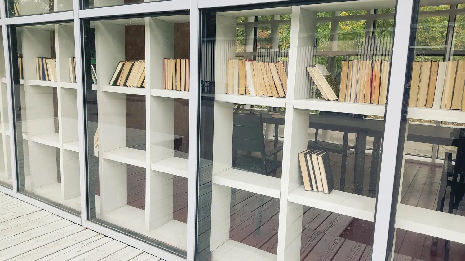 Biblioteczka w altanie ogrodowej - zabezpieczenie przed warunkami atmosferycznymi