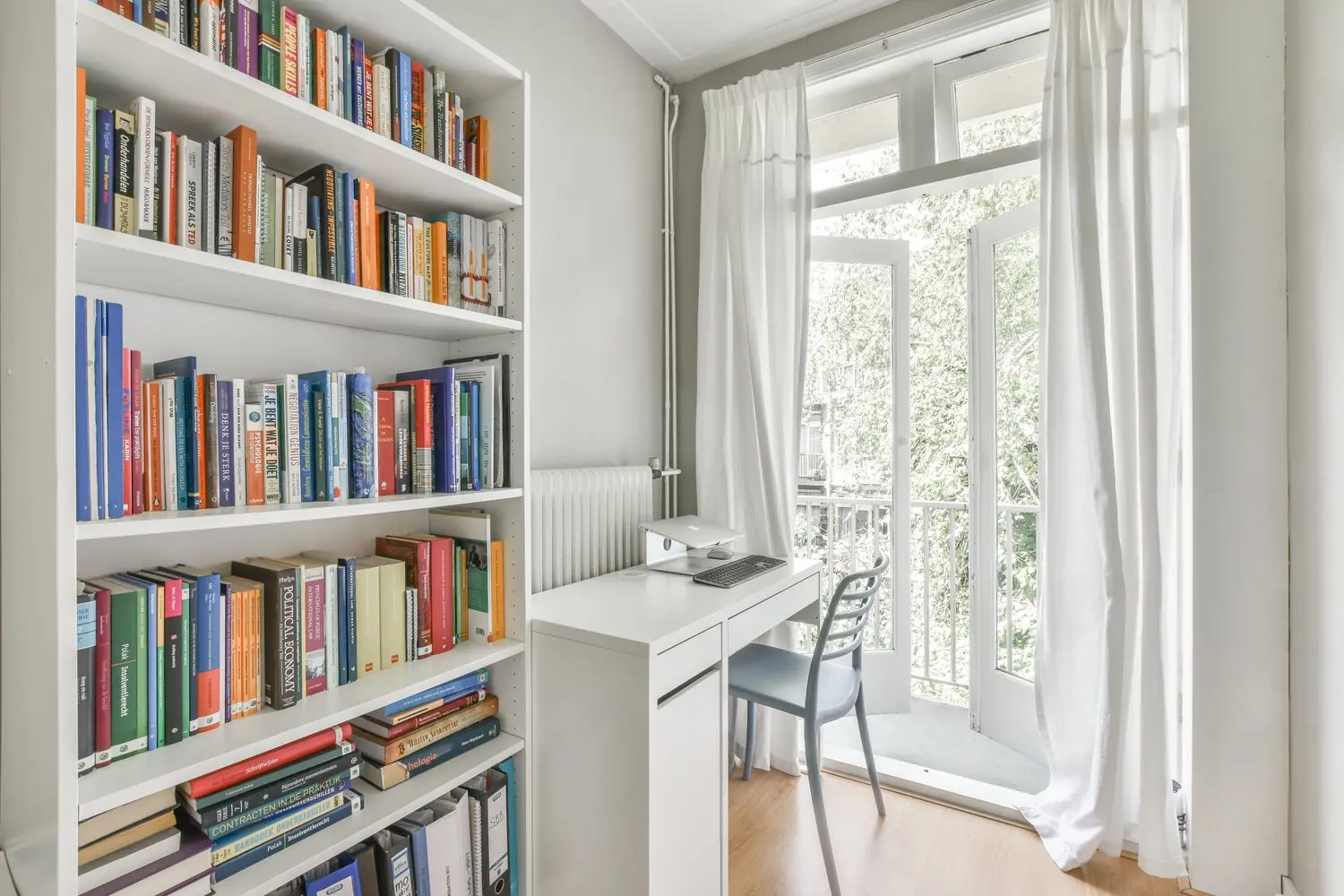 Domowa biblioteka w małej kawalerce - sprytne rozwiązania