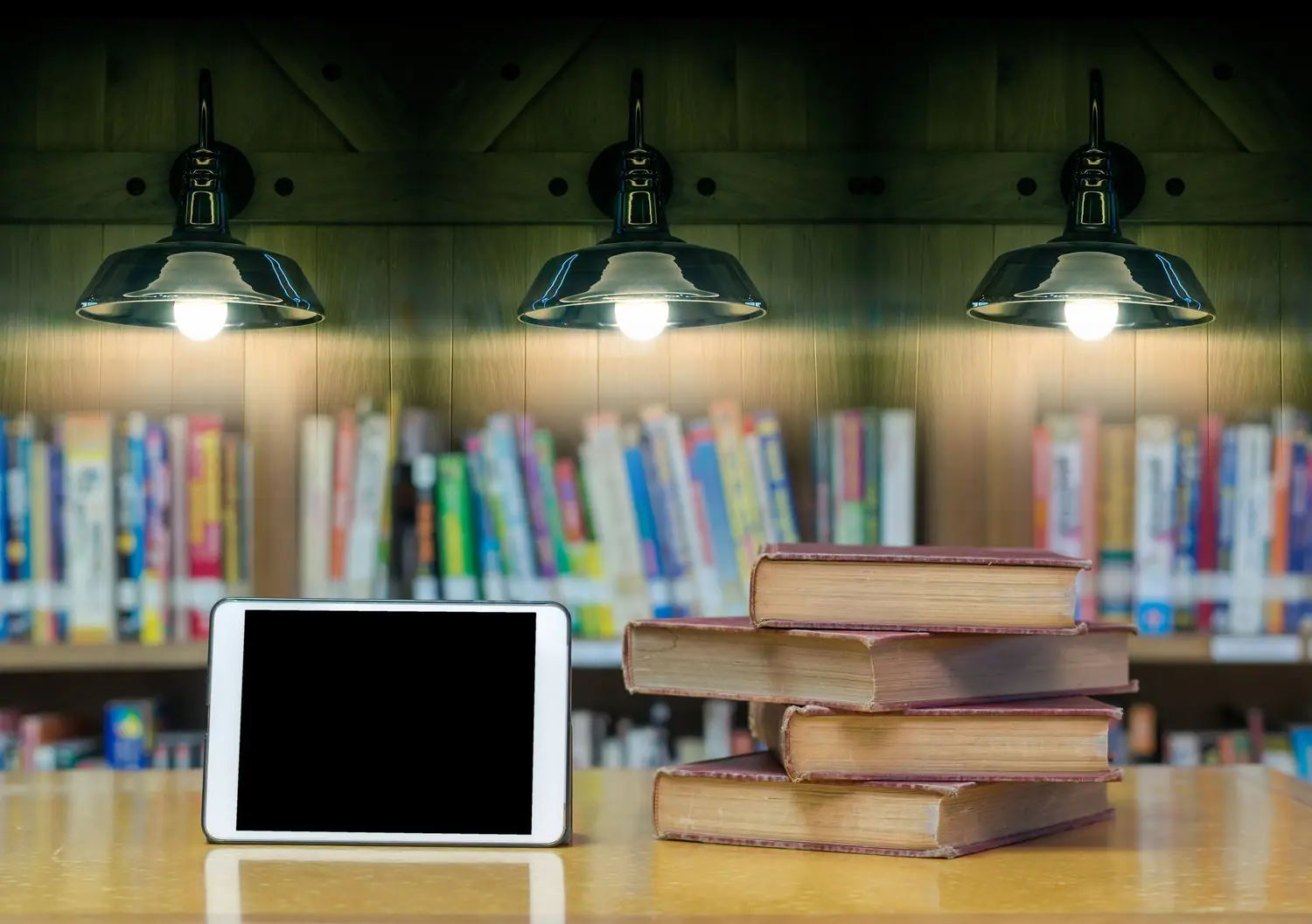 Oświetlenie biblioteczki domowej - przewodnik po rodzajach lamp