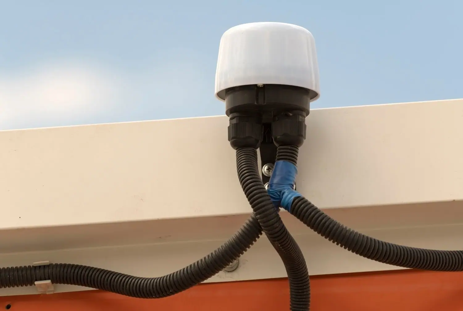 Jak zamontować czujnik ruchu do oświetlenia - instalacja zewnętrzna