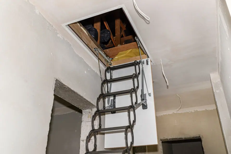 Montaż schodów strychowych - bezpieczna instalacja domowa