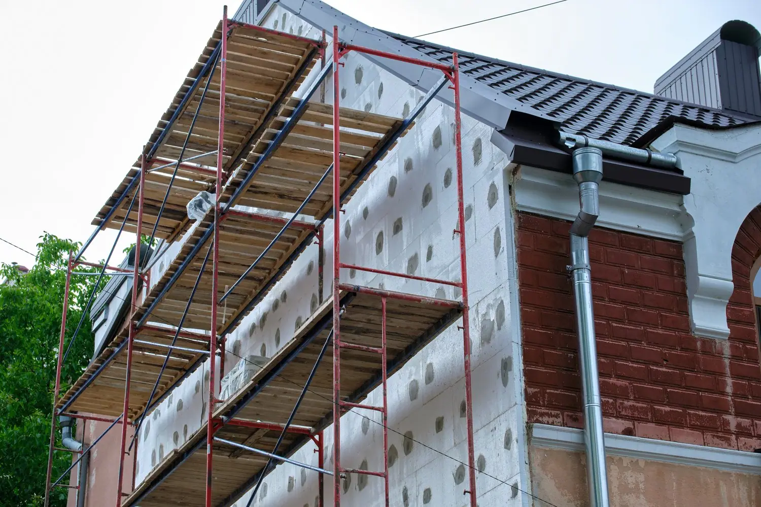 Jak naprawić uszkodzoną elewację - prace remontowe krok po kroku