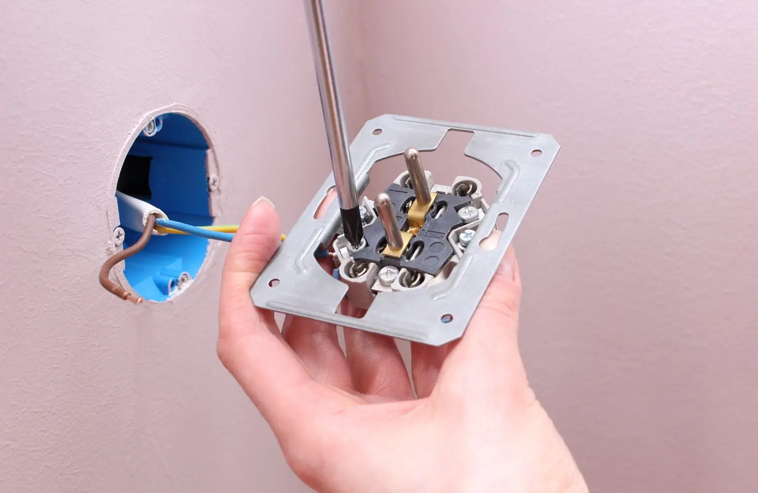 Jak wymienić uszkodzony włącznik światła - samodzielna naprawa instalacji elektrycznej