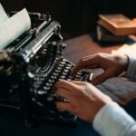 Chłopak ze starą maszyną do pisania