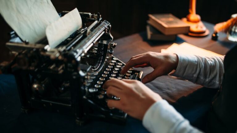 Chłopak ze starą maszyną do pisania